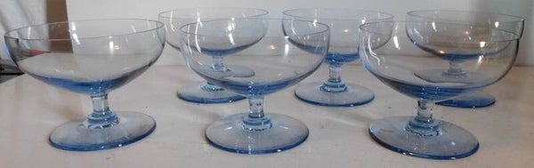 Zes licht blauwe glazen