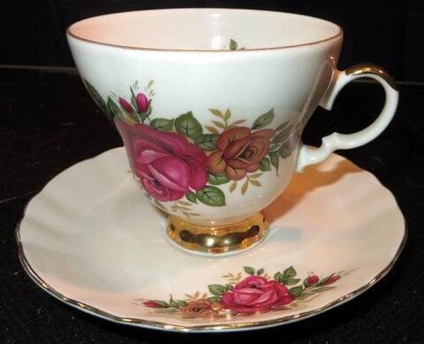 Kop en schotel met florale afbeeldingen