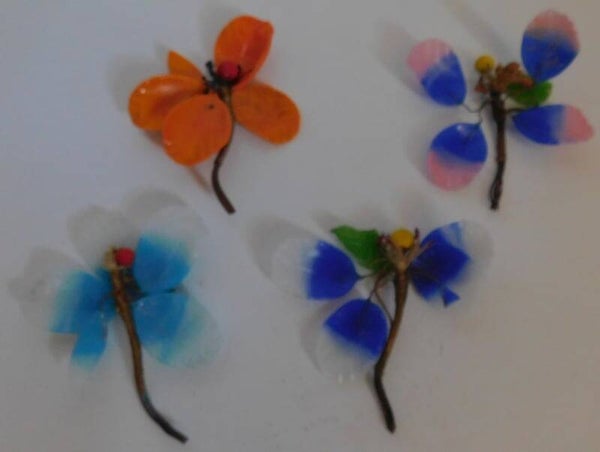 Vier glazen curiosa bloemen.