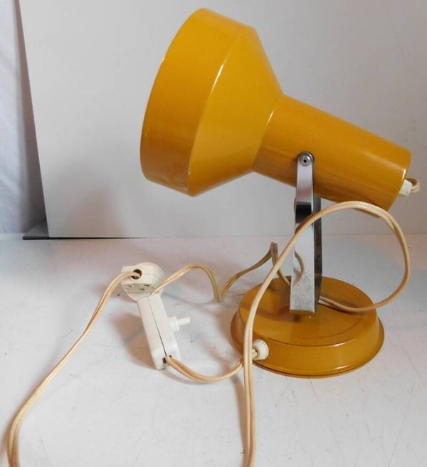 Okergele verstelbare metalen wandspot