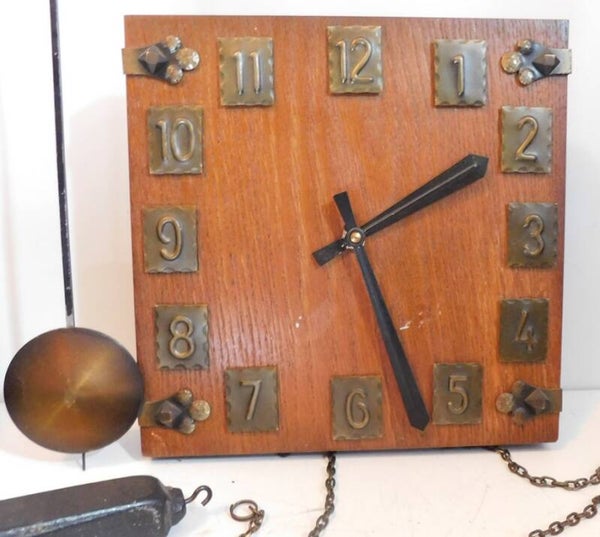 Vintage houten 50er jaren wandklok met gewichten.