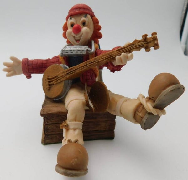 Clown uit de Poppoff-serie ‘Clown met Banjo, zittend op houten kistje’
