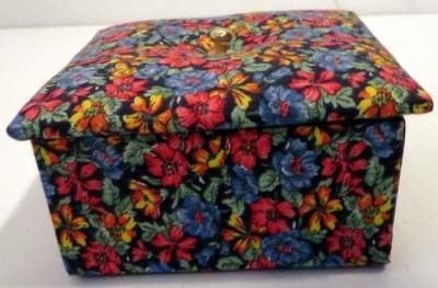 Brocante  stoffen sieraden doos met bloemetjes opdruk.  In zeer goede conditie.  Afmeting 10.5 cm x 10.5 cm.
