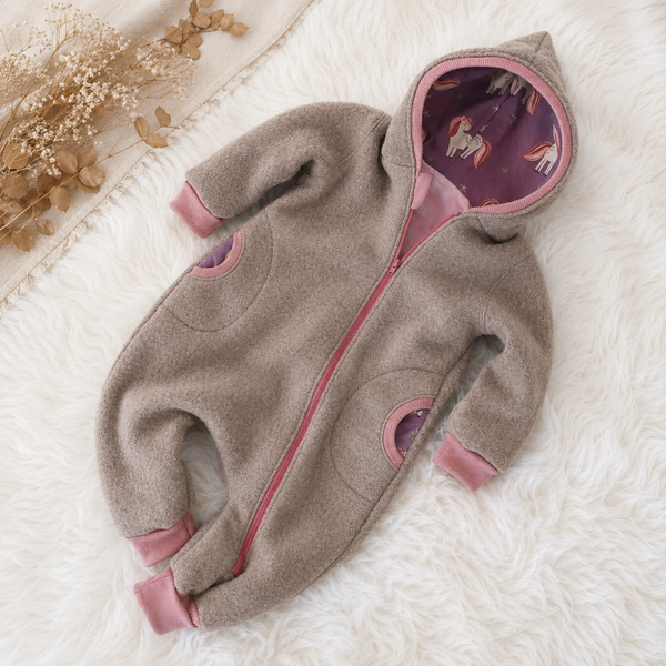Premium Walkoverall aus 100 % Schurwolle – Beige mit Einhorn-Jersey (Gr. 50 - 122)
