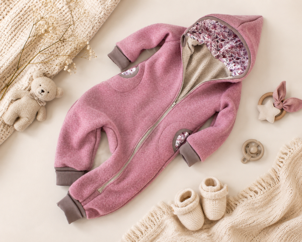 Premium Walkoverall aus 100% Schurwolle – Modell „rosa Blumen“ (Gr. 50 - 122)