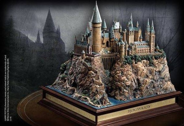 Harry Potter: Hogwarts Castle Replica