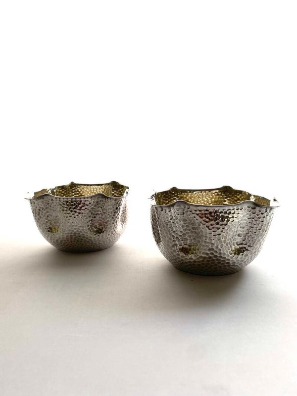 2 verzilverde gehamerde kommen