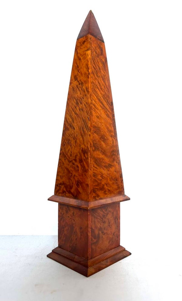 antieke obelisk van wortelnotenhout deco