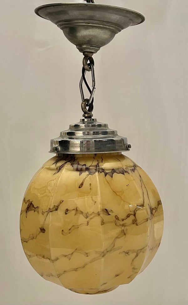Art Deco hanglamp in gemarmerd opaline verchroomd frame