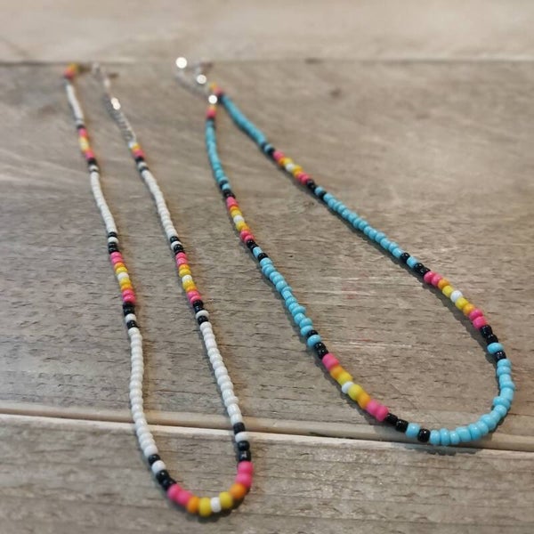 GLASKRAALTJES Ketting handmade wit of blauw