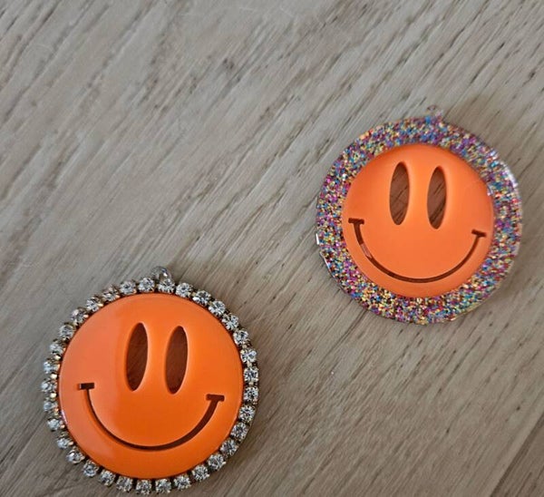 SMILEY ORANGE GOLD PLATED MET ACRYL EN STRAS BEDEL 4 CM
