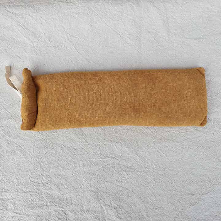 Oog- en nekkussen van bourette zijde mosterdgeel