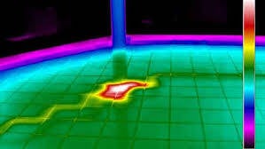 Détection de fuite d'eau par caméra thermique révélant une anomalie sous le sol.