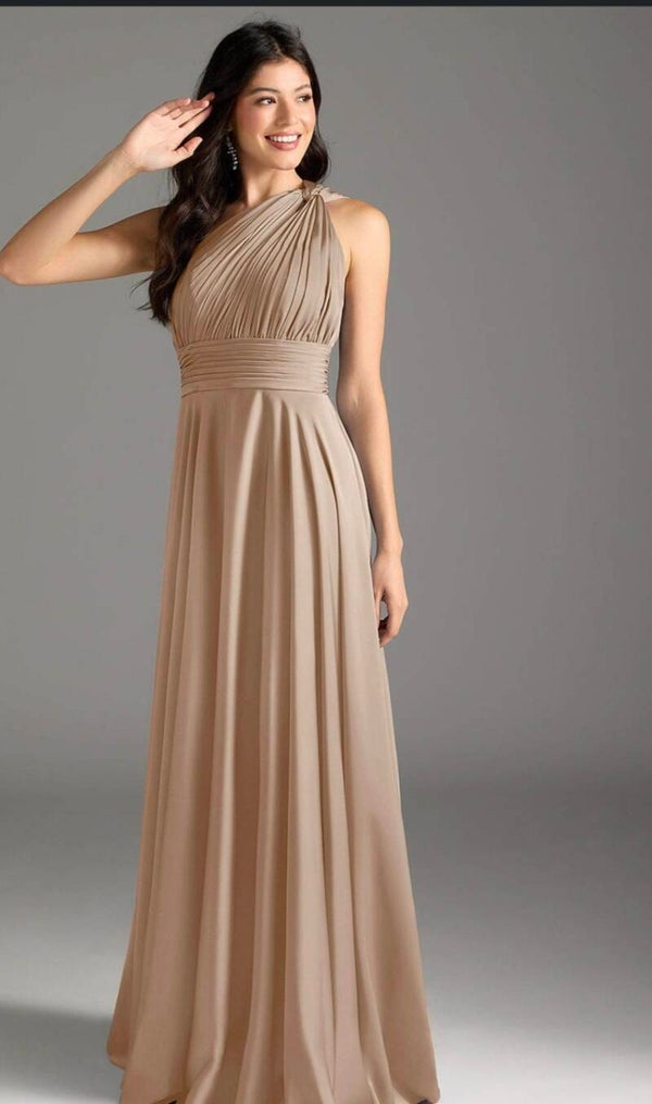 Robe couleur taupe elle peut être porte des différentes manières.