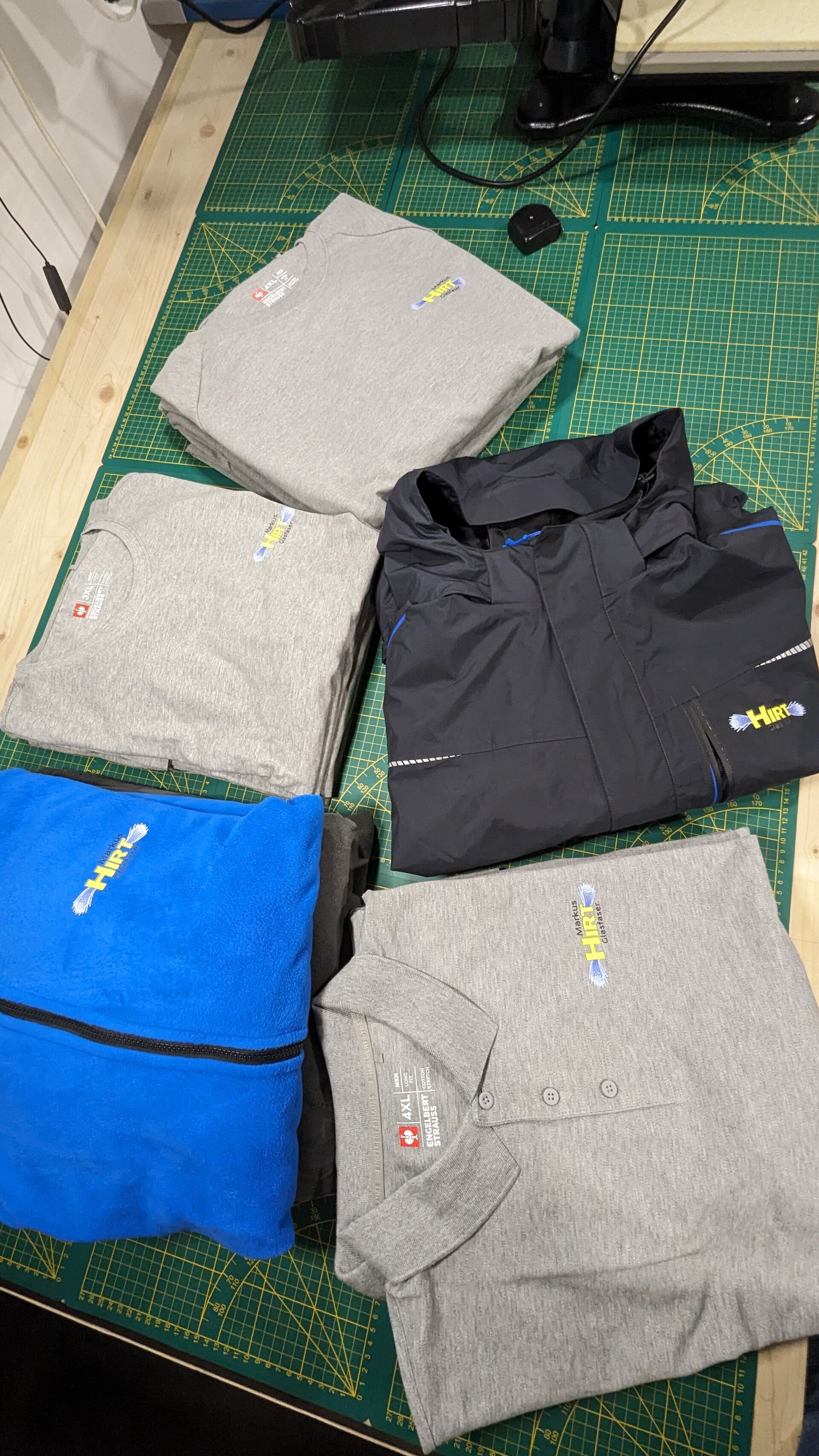 Berufsbekleidungs-Sets aus Leibnitz – individuell bedruckte Komplettsets aus T-Shirts, Jacken und Hosen für Handwerk, Service & Industrie