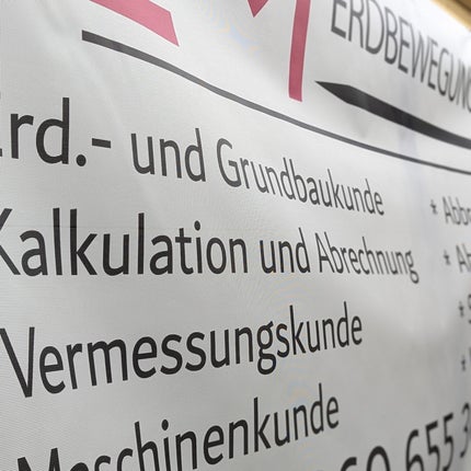 Mesh-Plane Leibnitz – winddurchlässiges Werbebanner für Bauzäune und Fassadenwerbung
