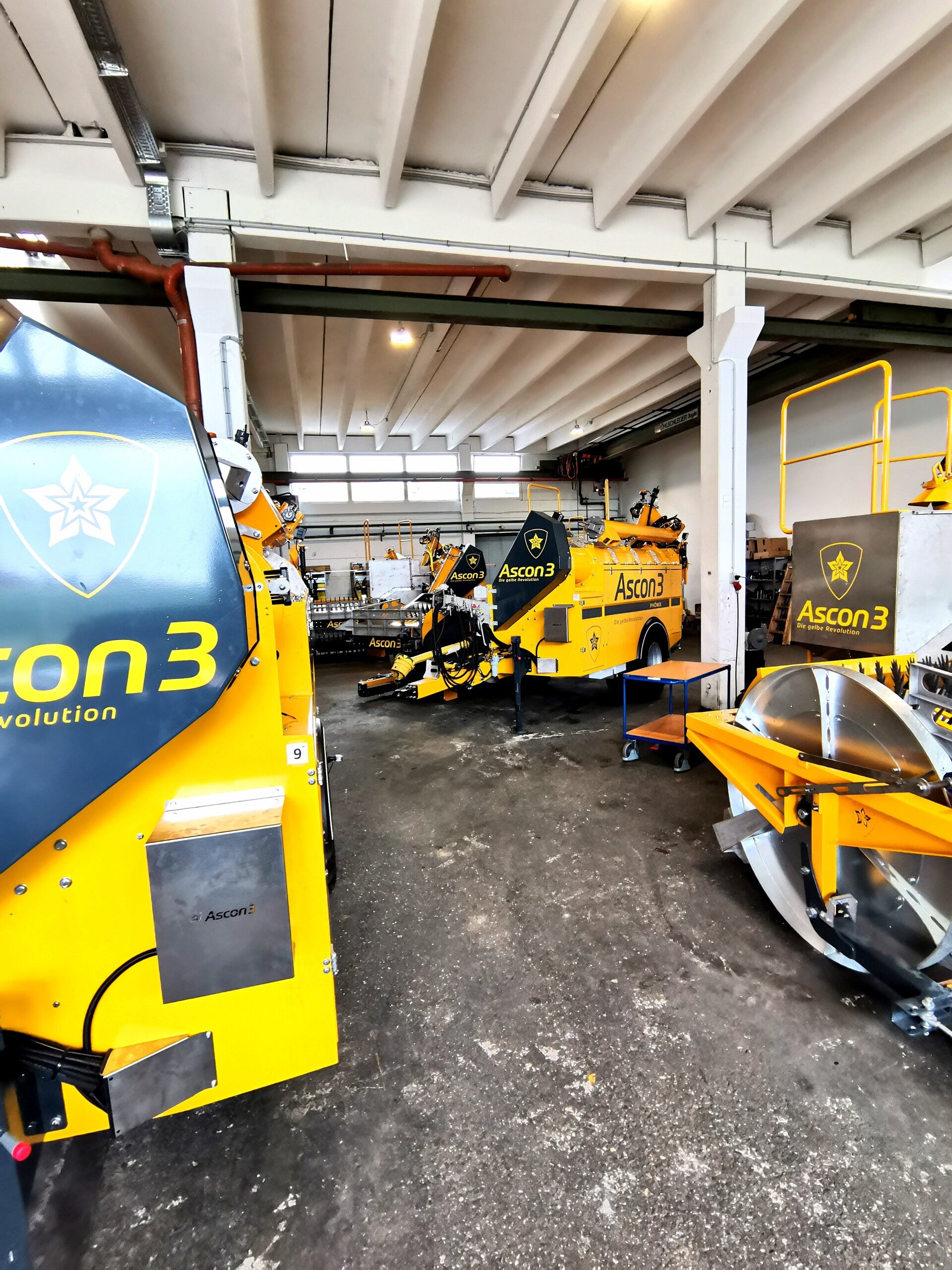 Beschriftete Maschinen mit Gelber Macal Folie in eine Halle