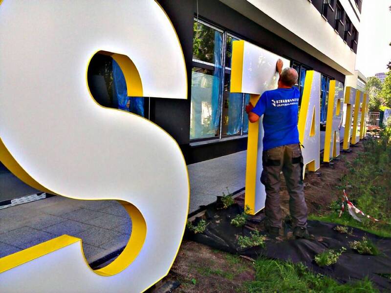 Montage von Lichtwerbung in Leibnitz – fachgerechte Installation von Leuchtbuchstaben, Leuchtkästen und LED-Werbeanlagen an Fassaden und Gebäuden