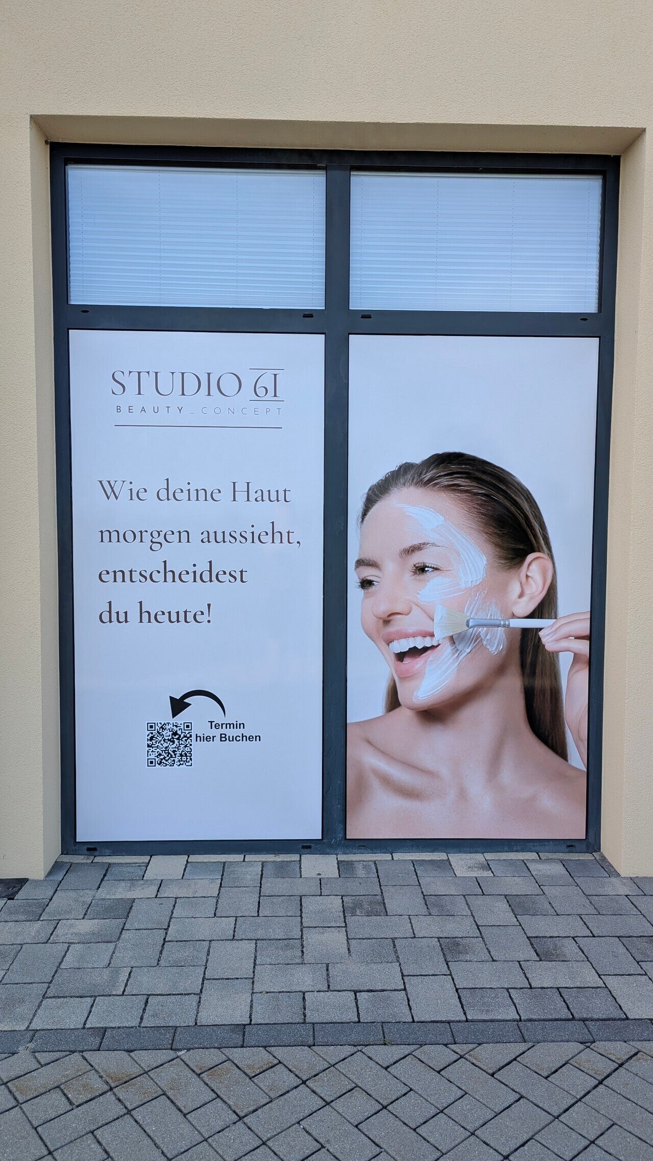 "Bild einer Schaufensterbeschriftung, bei der Milchglasfolie verwendet wurde. Erfahren Sie, wie unsere hochwertigen Folien Ihre Schaufensterdekorationen aufwerten und eine attraktive, moderne Optik schaffen."