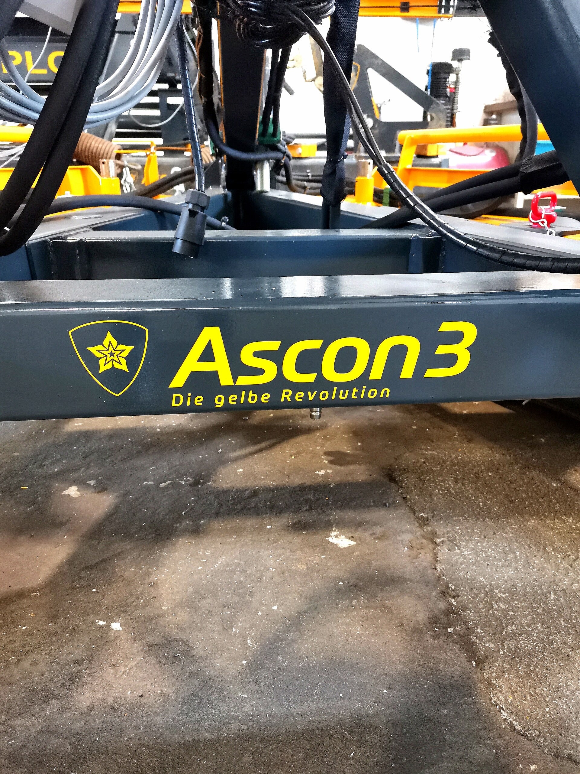 Maschinenbeschriftung in gelber Folie mit dem Logo Ascon 3