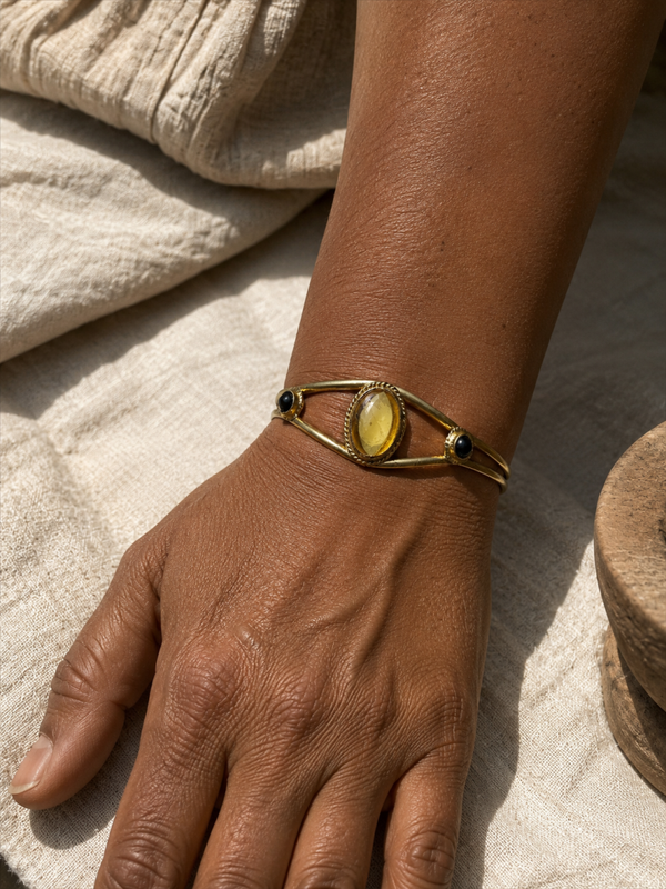 Bracelet artisanal marocain en laiton – Pierre ambrée & détails noirs