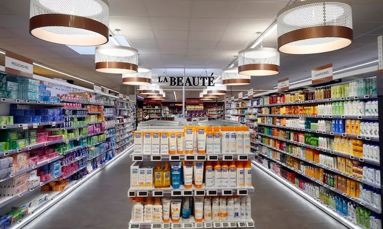 Rayon de produits cosmétiques industriels illustrant la surconsommation et la complexité des soins modernes