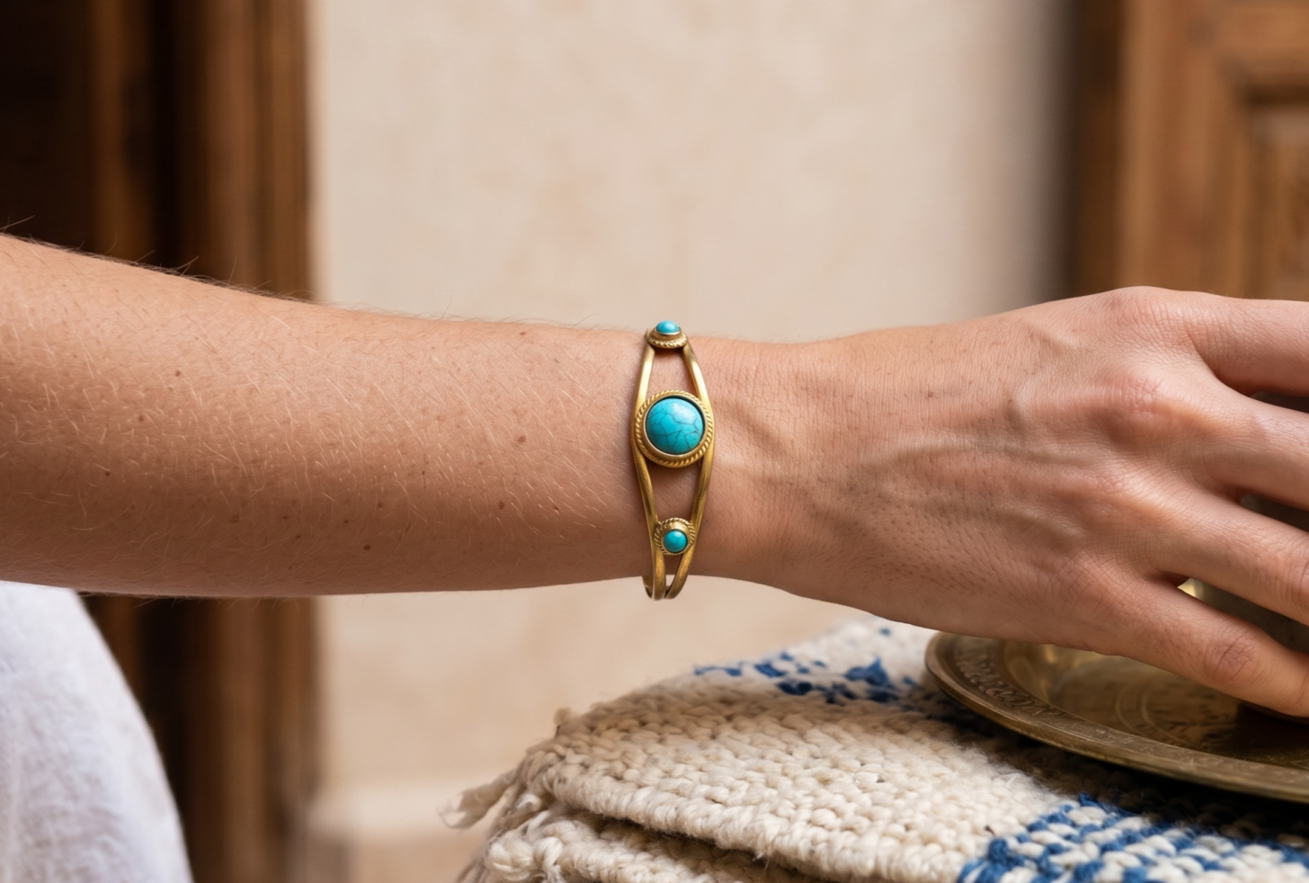 Bracelet artisanal marocain en laiton – Bleu de Chefchaouen