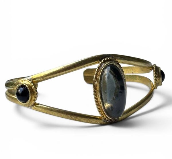 Bracelet artisanal marocain en laiton « Ombre de l’Atlas » – Pierre gris fumé