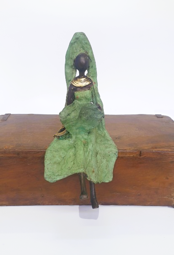 Afrikansk messingfigur: Siddende kvinde - medium