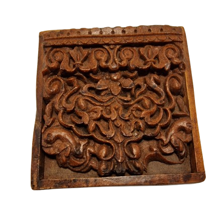 Gammel håndudskåret træpanel