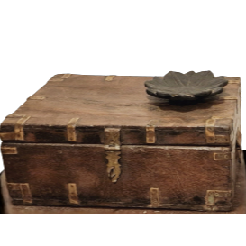 Gammel trækasse med låg og små rum