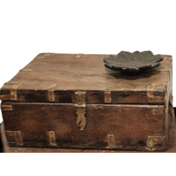 Gammel trækasse med låg og små rum