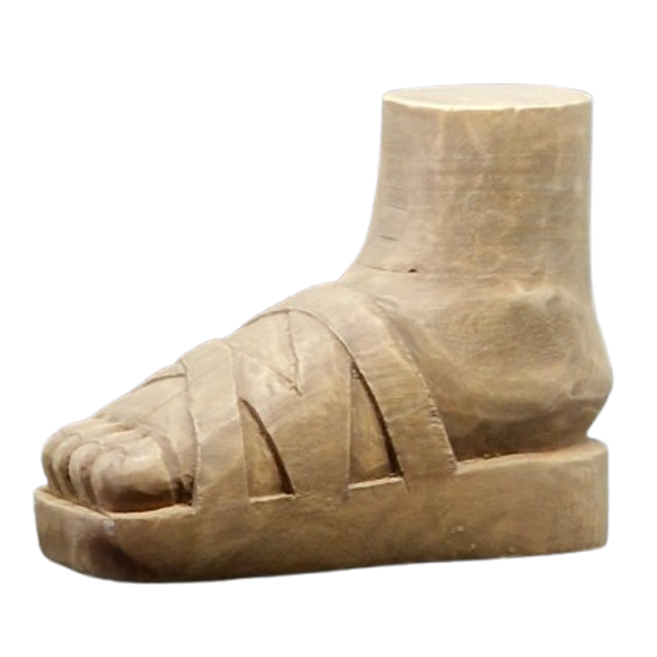 Udskåret fod i træ