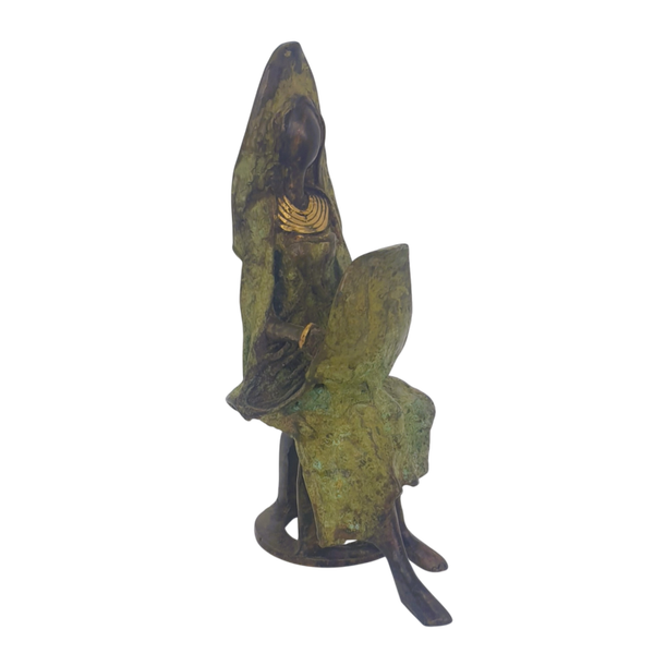 Afrikansk messingfigur: Siddende kvinde på stol  - medium