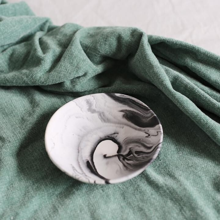 Lille skål til sæbe eller smykker med marmoreffekt - sort/hvid