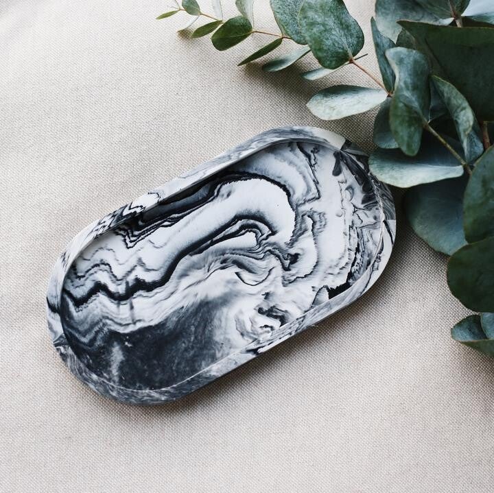 Oval bakke til sæbe eller smykker med marmoreffekt