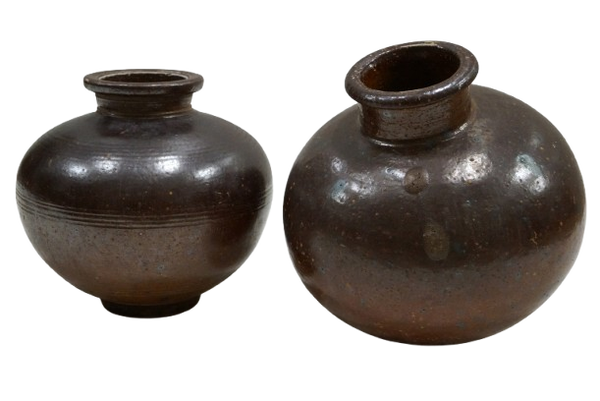 Gamle lerkrukker med patina