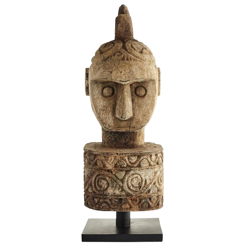 TRÆHOVED PÅ SORT FOD