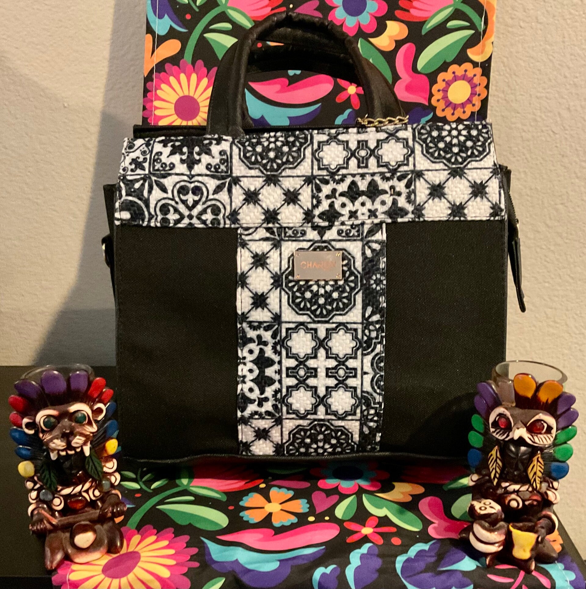 YUTE -BLACK/WHITE FIGURES