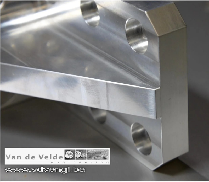 Met 5assig ontbramen bereiken we de meets moeilijke plaatsen toch machinaal wat de afwerking van het stuk ten goede komt