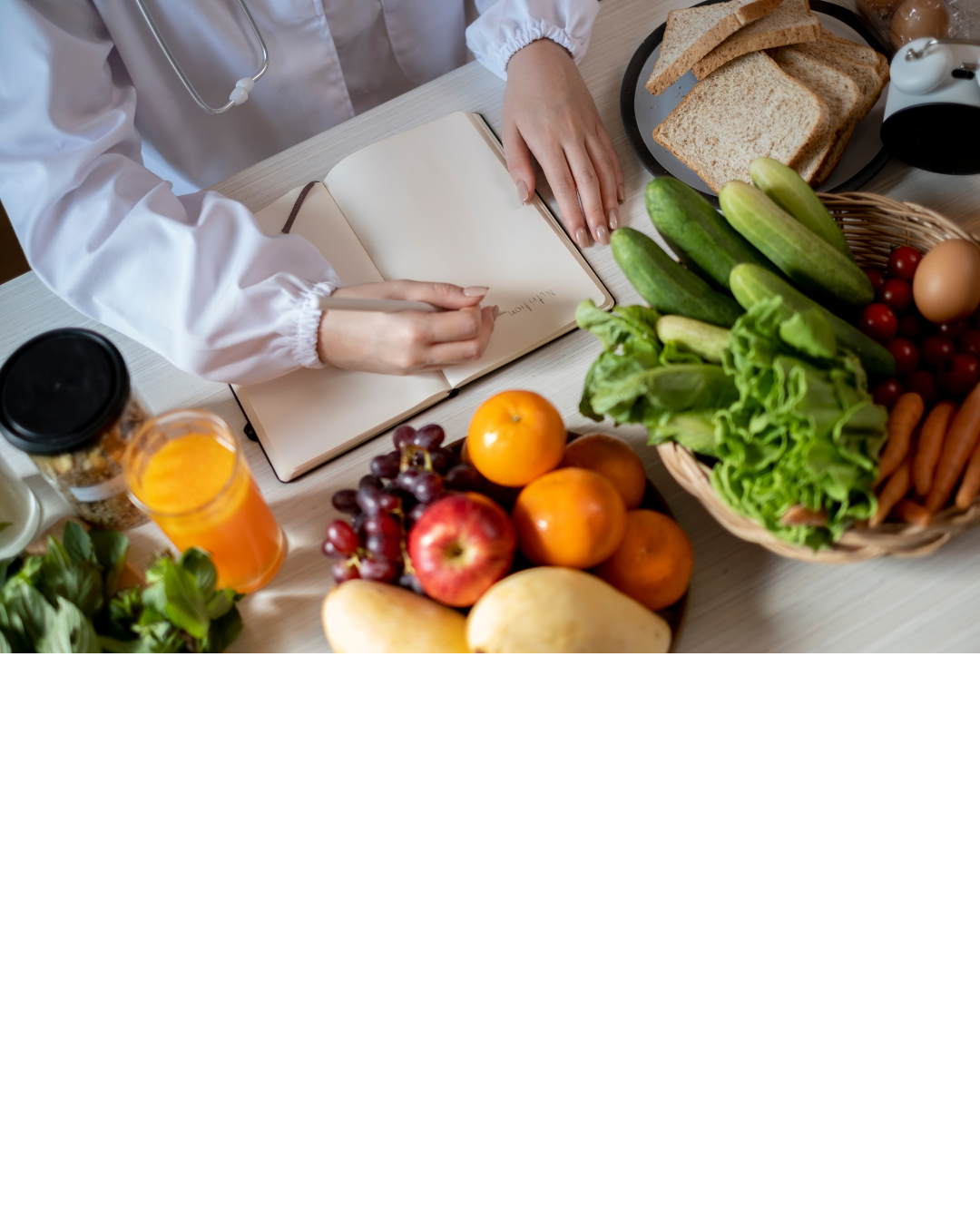 Ernährungsberaterin analysiert den persönlichen Nährstoffbedarf einer Klientin am Schreibtisch
