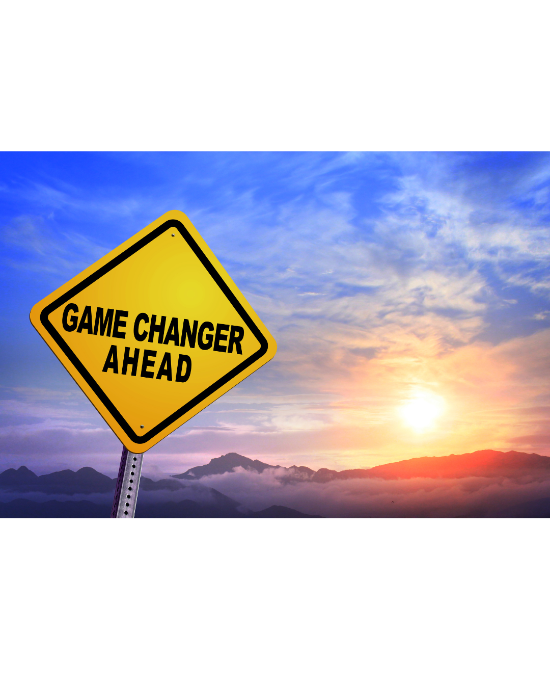 Gelbes Warnschild mit der Aufschrift Game Changer Ahead vor einem farbenfrohen Sonnenuntergang über Bergen symbolisiert einen Neuanfang