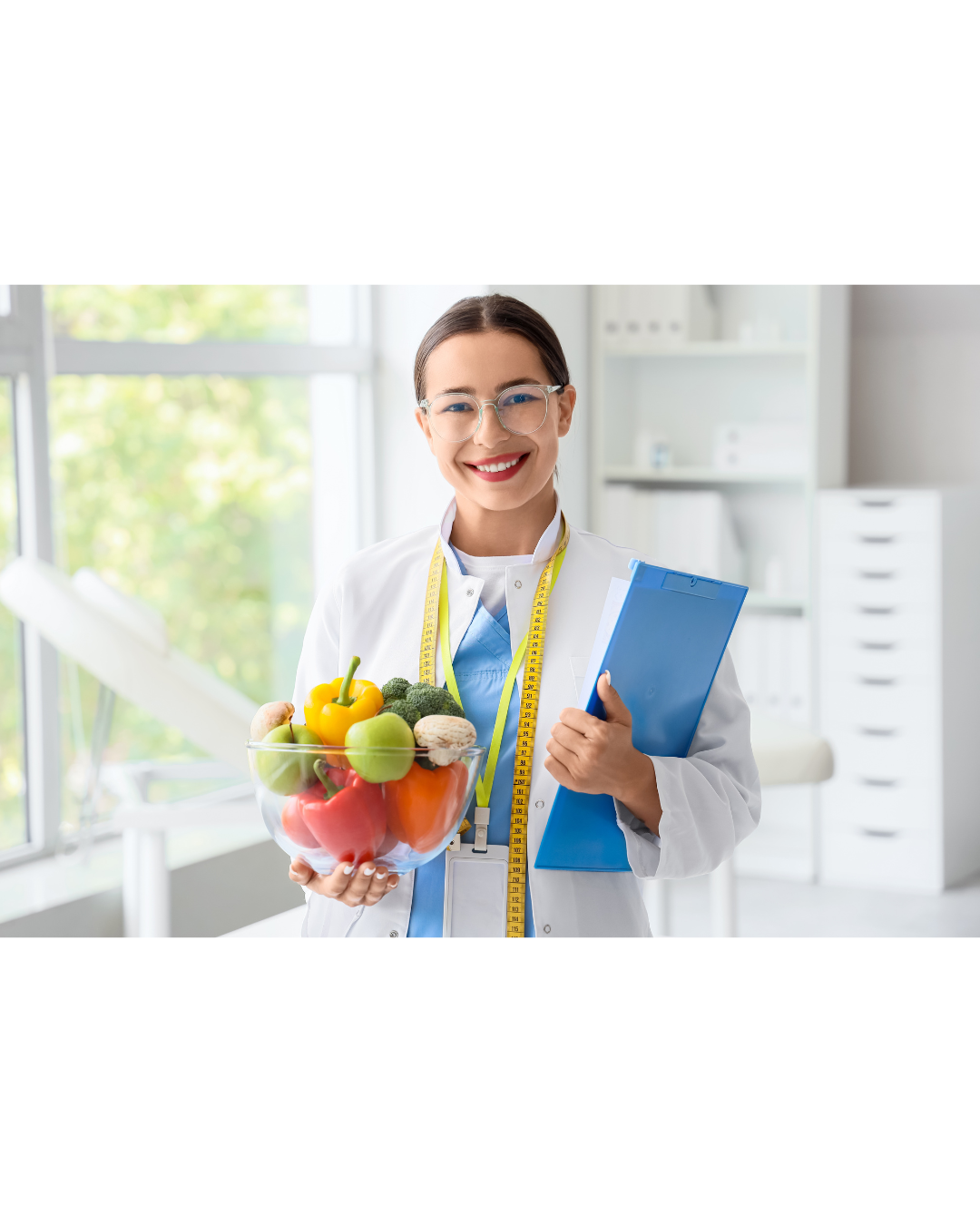 Marion Andreas steht lächelnd und begleitet Interessierte auf dem Weg zur QIBOLI-Ernährungs-Practitioner Ausbildung