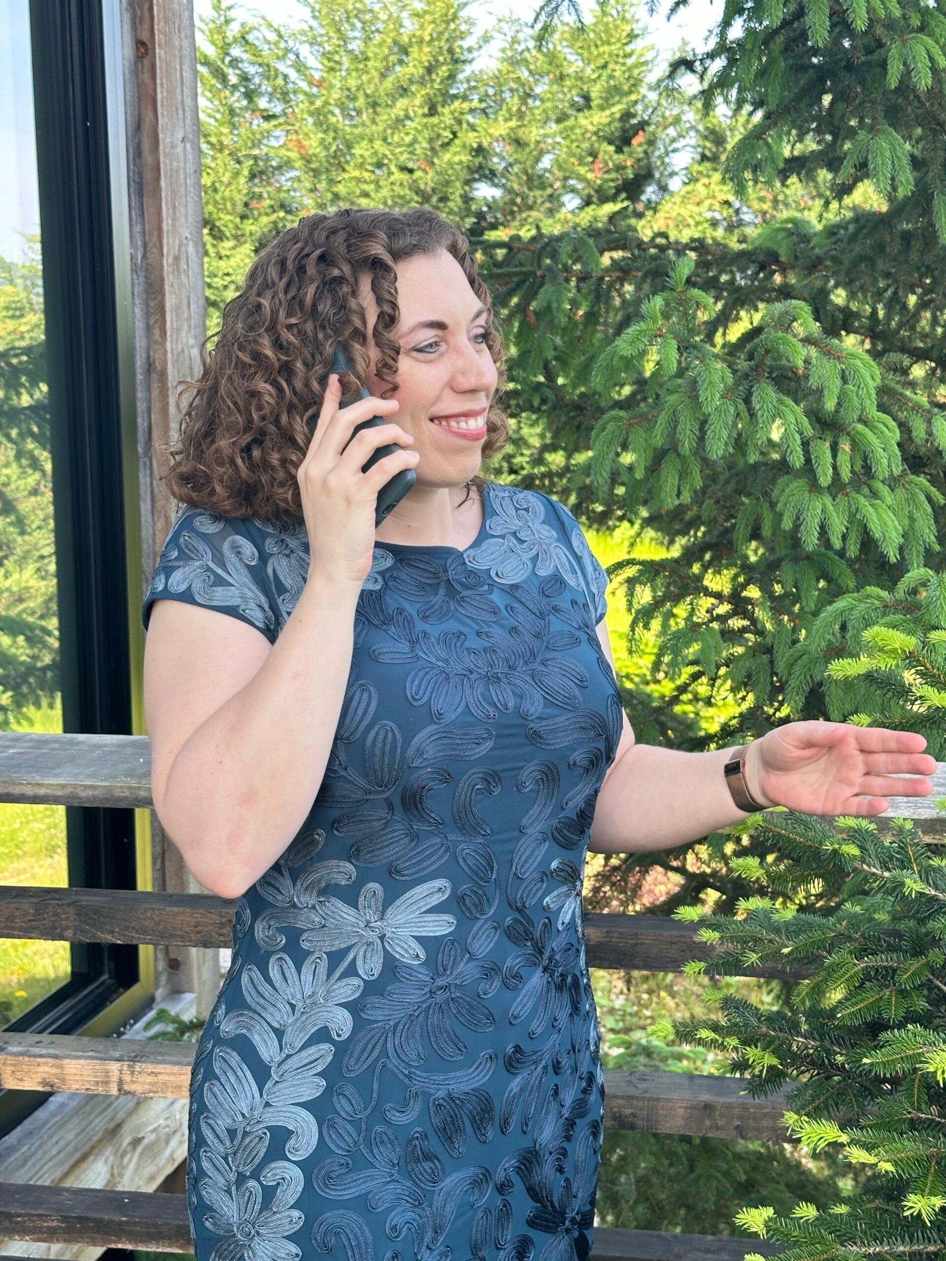Ernährungsberaterin Marion Andreas berät ihre Klientin am Telefon draußen stehend auf dem Balkon