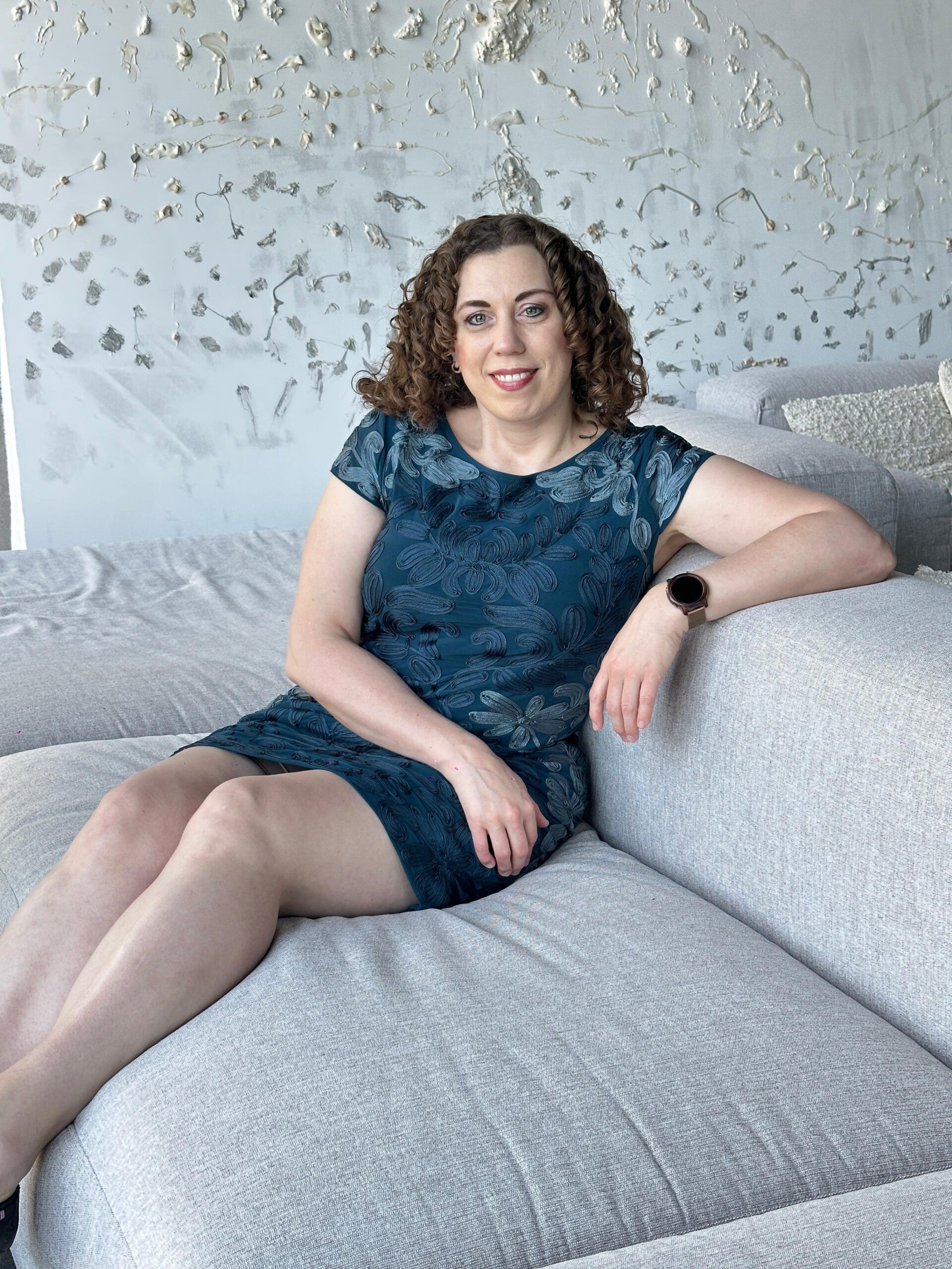 Persönliches Portät von Ernährungsberaterin Marion Andreas auf einer weißen Couch