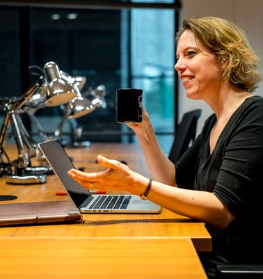 overleg beleid achter laptop