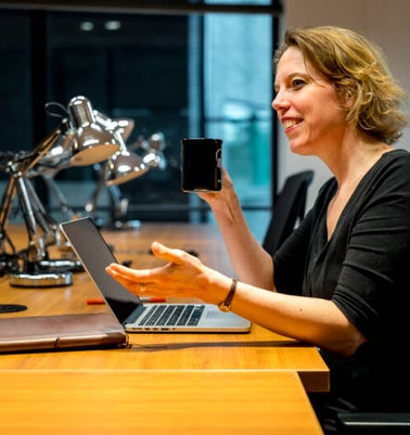 overleg beleid achter laptop