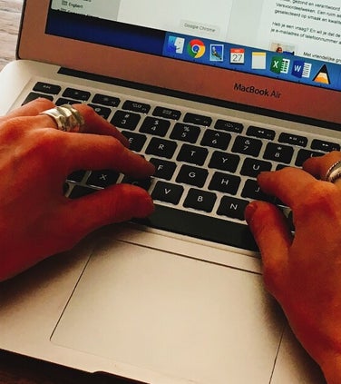 laptop met typende handen beleid