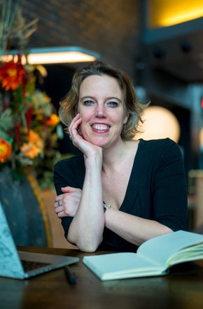 ambtenaar achter bureau relaxed