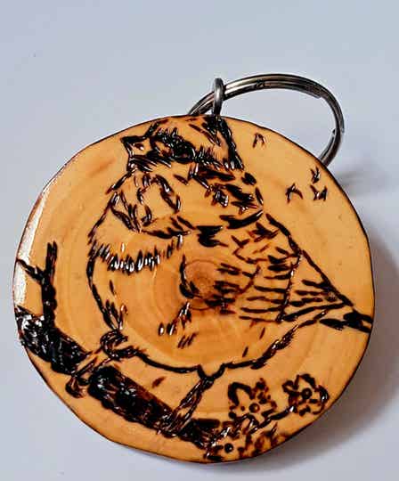 Einzigartige Naturschönheit: Entdecke unseren Brandmal Schlüsselanhänger "Bird"